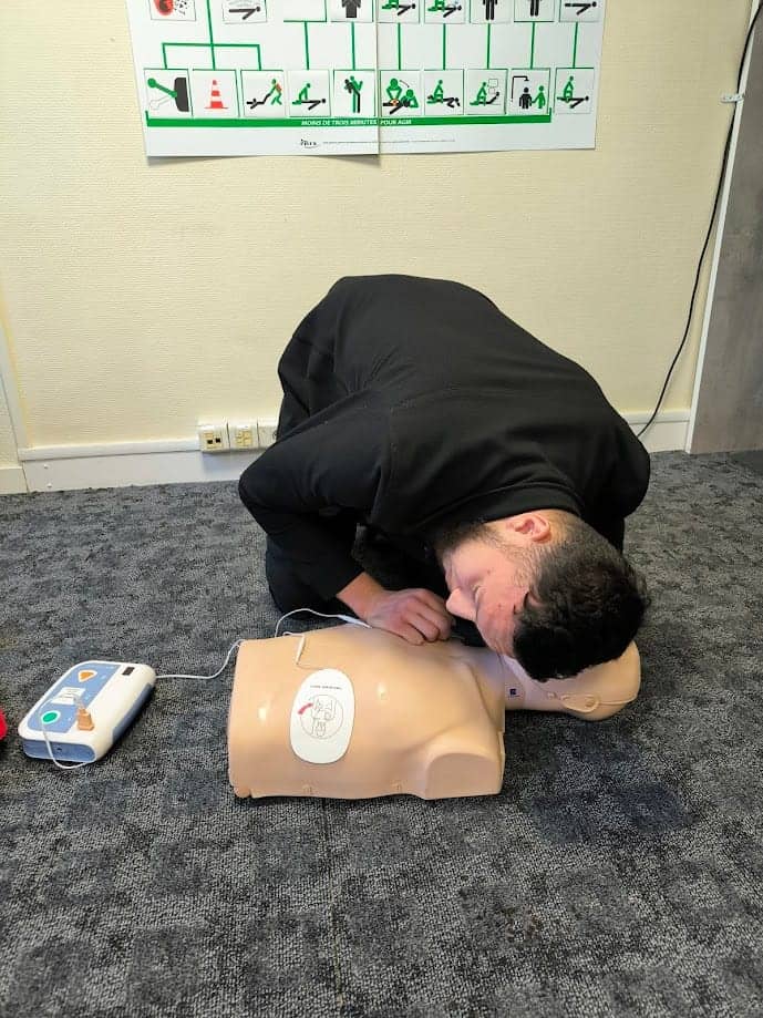 Stagiaire SST plaçant une victime inconsciente en position latérale de sécurité (PLS) lors d’une formation initiale CNFSE
