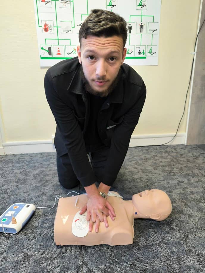 Stagiaire CNFSE pratiquant le massage cardiaque (RCP) sur mannequin lors d’une session de recyclage MAC SST