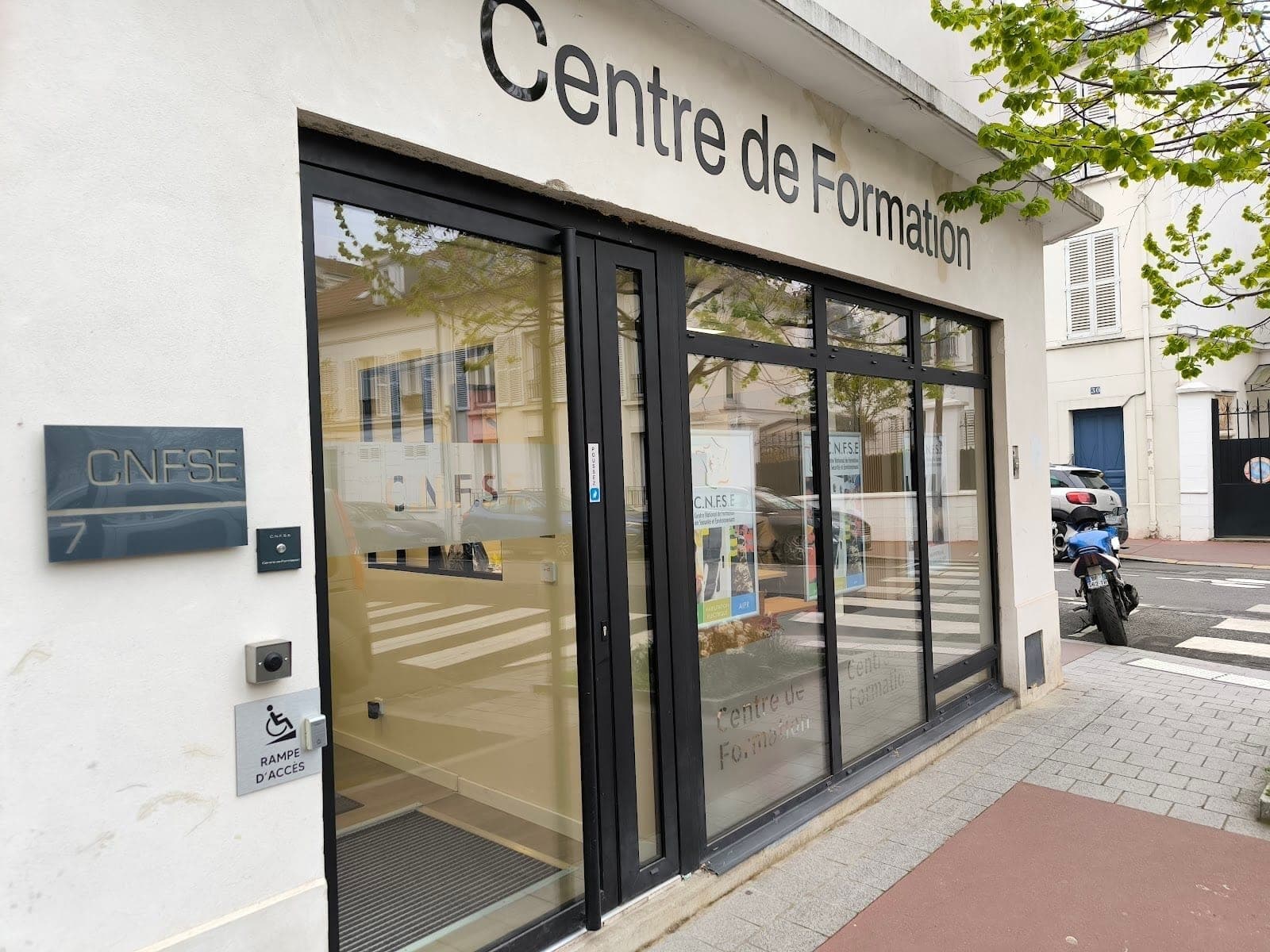 Entrée principale du centre CNFSE Charenton, accessible PMR