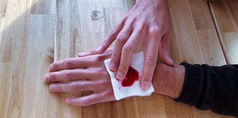 Secourir une victime qui souffre d’une plaie qui saigne peu