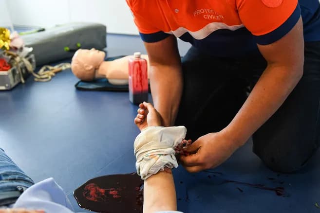 Secourir une victime qui saigne abondamment
